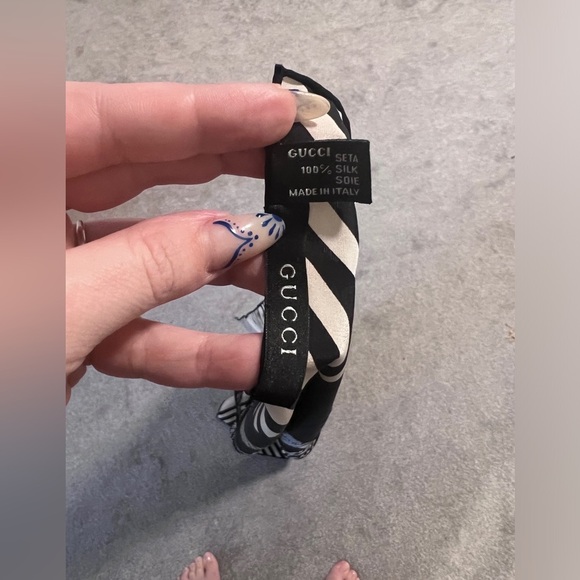 Vintage | Gucci | 100% Silk Authentic Large Gucci Scarf  | 34x34" - Picture 4 of 5